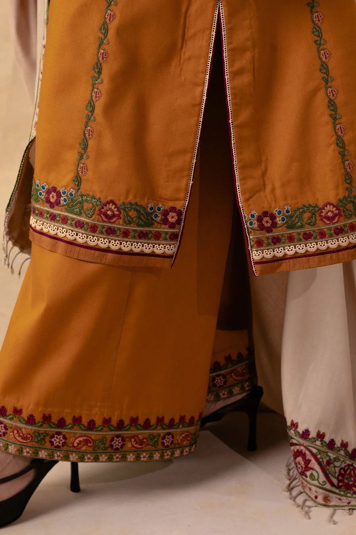 ZARA SHAHJAHAN - 3PC DHANAK EMBROIDERED SHIRT WITH DHANAK EMBROIDERED SHAWL AND TROUSER - HZG1380