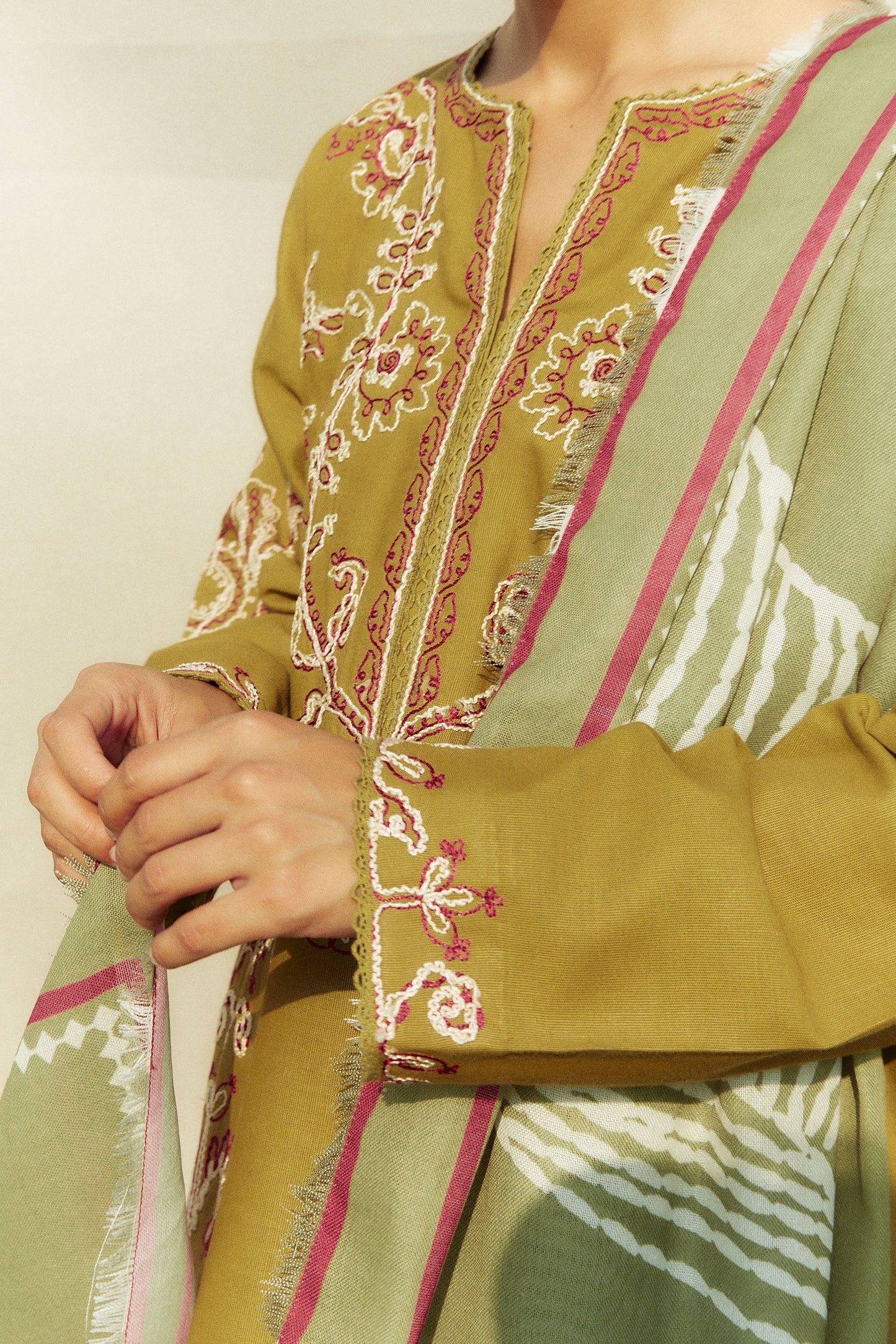 ZARA SHAHJAHAN - 3PC DHANAK EMBROIDERED SHIRT WITH TWILL PRINTED SHAWL AND TROUSER - HZG1889